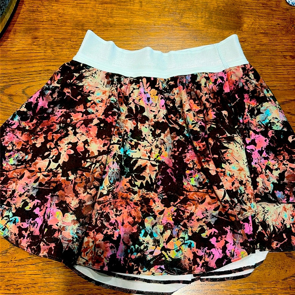 LULULEMON EUC Size 2 skort RARE print. Black floral. Has sewn in shorts w/pocket